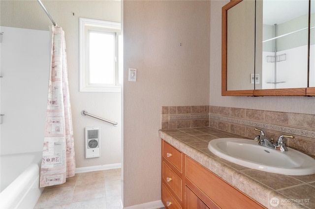 524 Carl Way, Aberdeen, WA 98520 - full bathroom with vanity, shower / bath combo with shower curtain, and baseboards