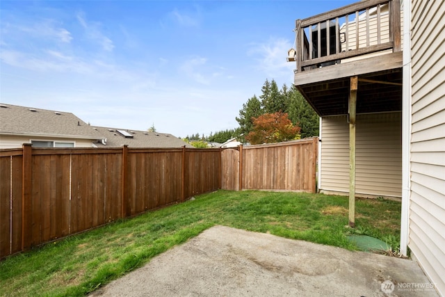 view of yard with a patio