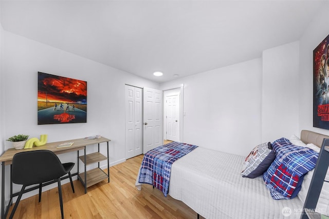 12219 SE 64th Pl, Bellevue, WA 98006 - bedroom featuring wood finished floors, recessed lighting, baseboards, and a closet