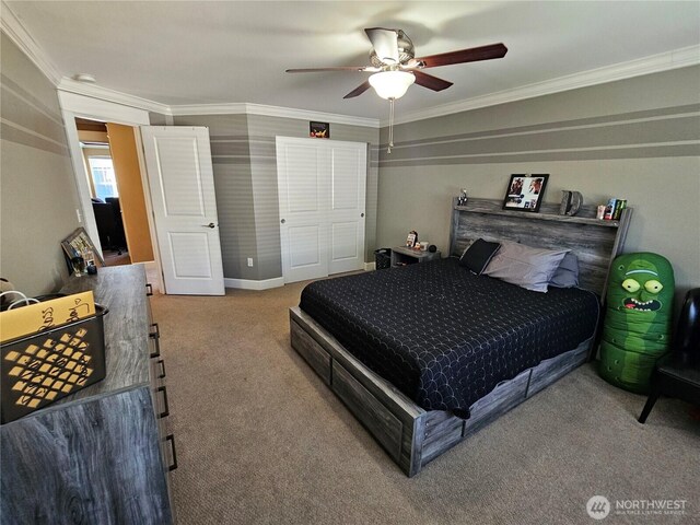 bedroom with ceiling fan, ornamental molding, carpet flooring, and baseboards