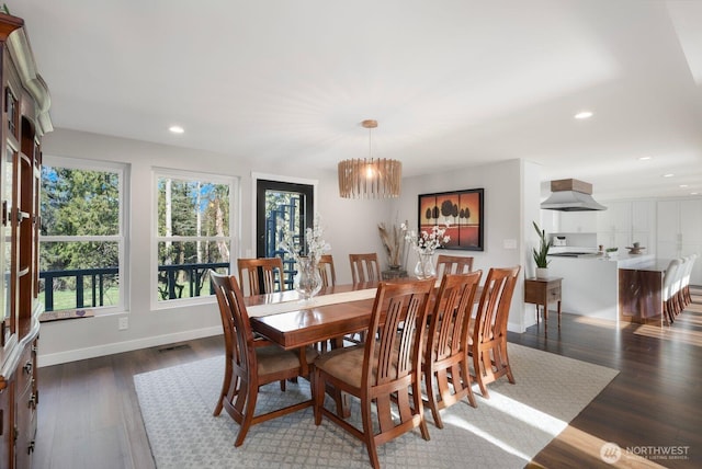 dining space with wood finished floors, visible vents, recessed lighting, an inviting chandelier, and baseboards