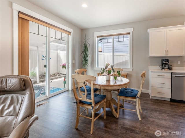 dining area with dark wood-style floors, recessed lighting, and baseboards