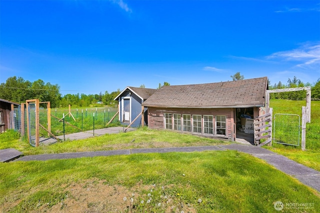 206 Kelly Rd, Bellingham, WA 98226 - view of front facade featuring fence and a front yard