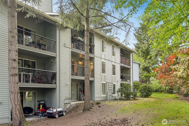 view of apartment building / complex