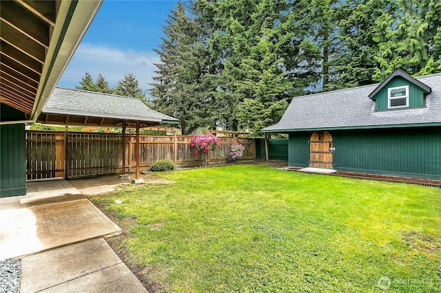 1002 30th St NE, Auburn, WA 98002 - view of yard with an outbuilding