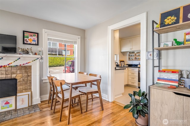 746 10th Ave E, Seattle, WA 98102 - dining space featuring light wood-style flooring and baseboards