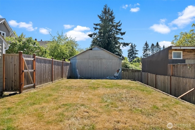4822 S M St, Tacoma, WA 98408 - view of yard featuring an outbuilding