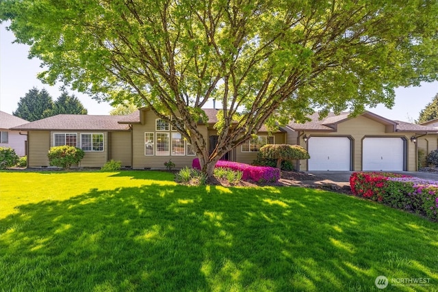 2350 38th Ave, Longview, WA 98632 - ranch-style house featuring an attached garage, a front lawn, and asphalt driveway