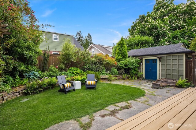 view of yard with an outbuilding