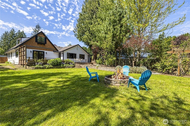 view of yard featuring an outdoor fire pit