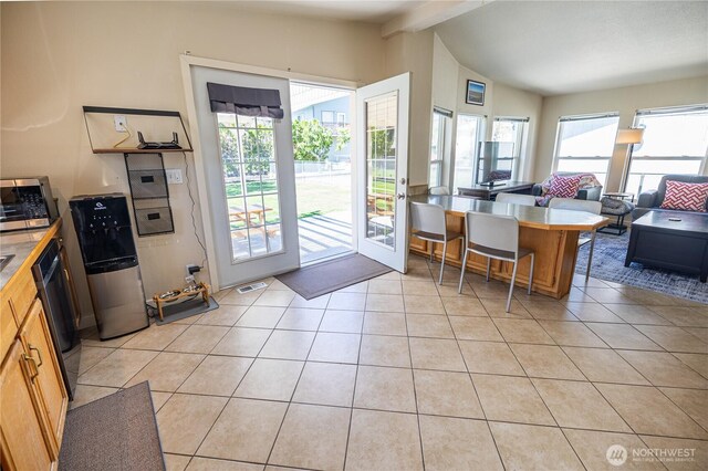 878 SW Hunter Ave, Quincy, WA 98848 - entryway with light tile patterned floors