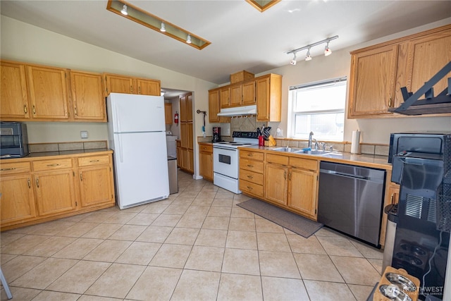 878 SW Hunter Ave, Quincy, WA 98848 - kitchen with white appliances, vaulted ceiling, a sink, rail lighting, and light tile patterned flooring