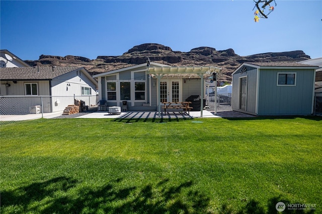 878 SW Hunter Ave, Quincy, WA 98848 - back of property with a pergola, a patio area, an outbuilding, a storage shed, and a mountain view