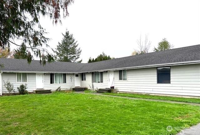 view of front facade with a front lawn