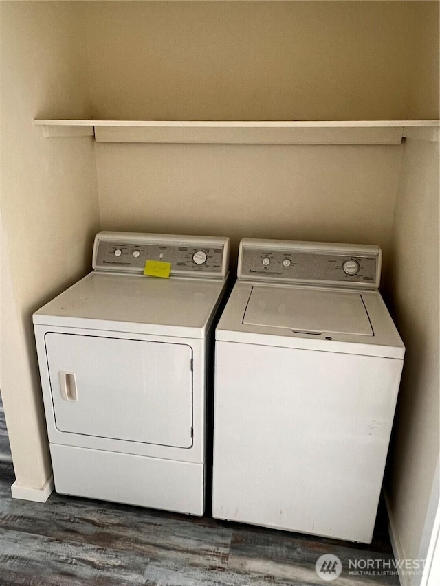 washroom with independent washer and dryer, dark wood-type flooring, and baseboards