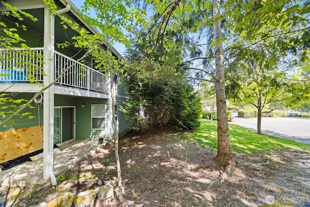 view of yard with a balcony