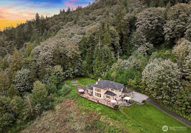 bird's eye view featuring a wooded view