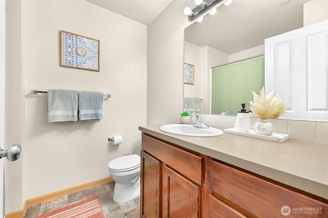 343 Tremont Ave Unit 102, Bellingham, WA 98226 - bathroom featuring toilet, curtained shower, baseboards, and vanity