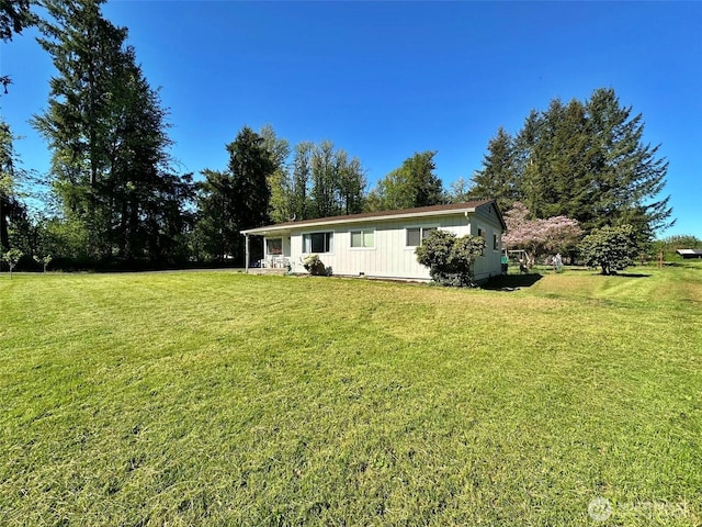 view of front of property featuring a front lawn