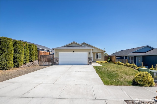 557 N Montclair Ave N, East Wenatchee, WA 98802 - single story home with fence, an attached garage, a front lawn, and driveway