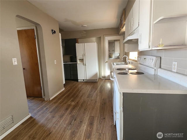234 SW 15th Ave, Ephrata, WA 98823 - kitchen featuring white appliances, under cabinet range hood, a sink, light countertops, and dark wood-style flooring