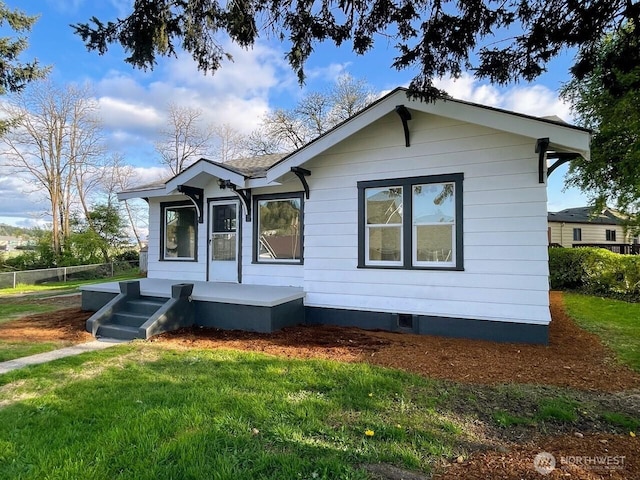 view of front of house featuring a front lawn