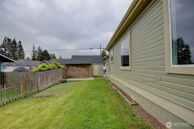1813 10th St, Anacortes, WA 98221 - view of yard featuring an outdoor structure