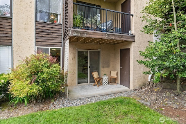 12515 NE 145th Pl Unit D121, Kirkland, WA 98034 - property entrance featuring a balcony and stucco siding