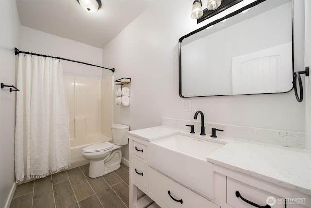 10 Spring Canyon Rd, Orondo, WA 98843 - full bath with vanity, toilet, shower / bath combo, wood tiled floors, and baseboards