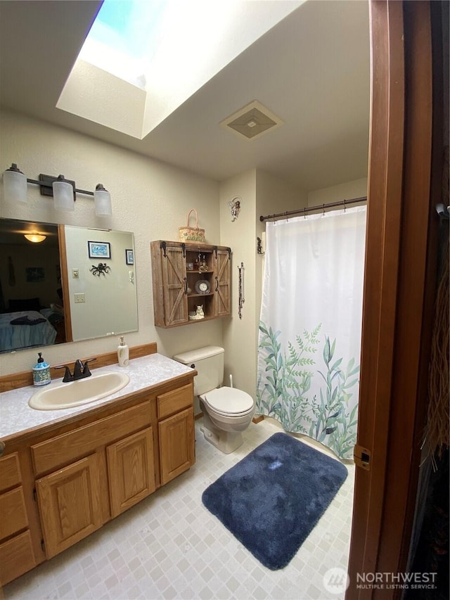 963 Hassalo Ave SE, Ocean Shores, WA 98569 - ensuite bathroom featuring toilet, a shower with curtain, visible vents, ensuite bath, and vanity