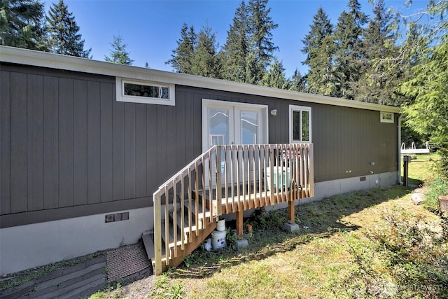 entrance to property with crawl space