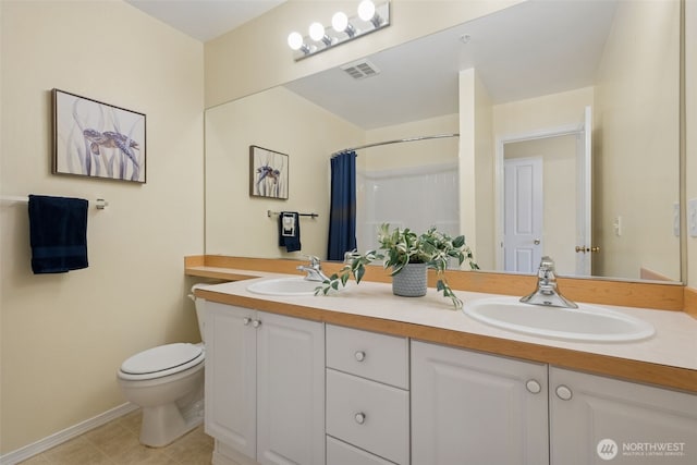 bathroom with toilet, tile patterned flooring, double vanity, baseboards, and curtained shower
