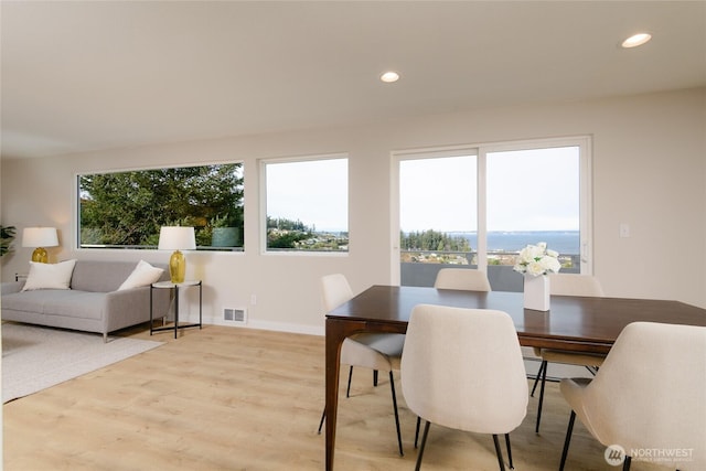 dining area with light wood finished floors, baseboards, visible vents, and recessed lighting