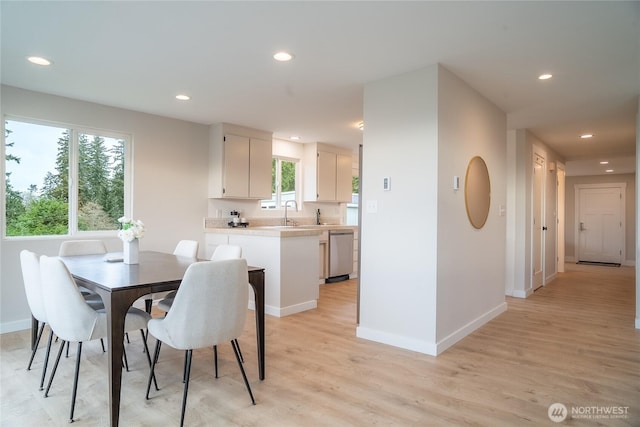 dining space featuring light wood-type flooring, baseboards, and recessed lighting
