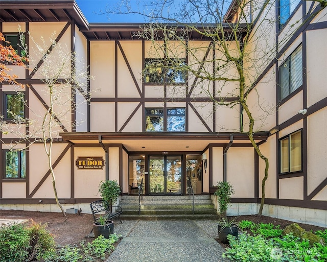 entrance to property with stucco siding
