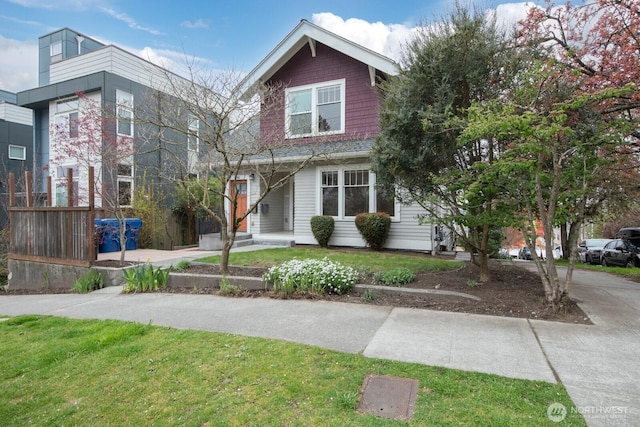 703 18th Ave S, Seattle, WA 98144 - view of front facade featuring a front yard