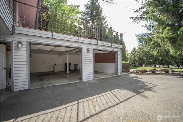 906 E 3rd Ave, Ellensburg, WA 98926 - garage featuring driveway