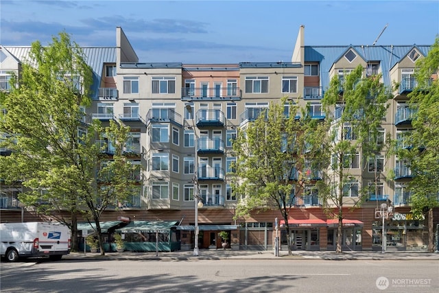 view of apartment building / complex