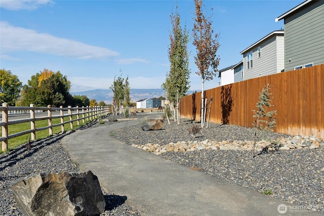 view of yard with fence and a mountain view
