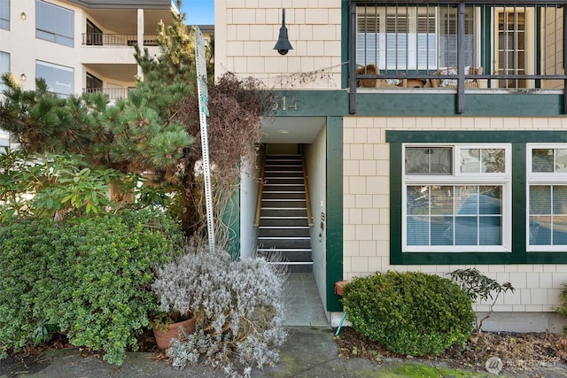 514 Bell St, Edmonds, WA 98020 - entrance to property featuring a balcony