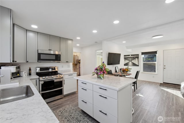 11 Ridge Loop Rd, Cle Elum, WA 98922 - kitchen with stainless steel appliances, a sink, dark wood-style flooring, recessed lighting, and gray cabinets