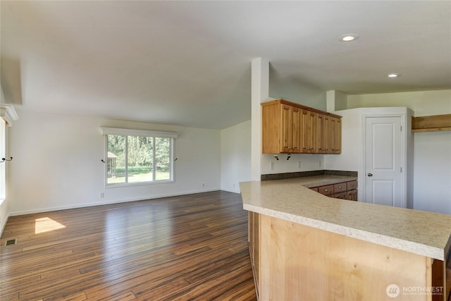 kitchen with open floor plan, dark wood-style flooring, recessed lighting, baseboards, and a peninsula
