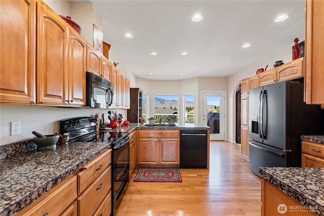1552 Huntwood Ln, East Wenatchee, WA 98802 - kitchen with black appliances, a sink, light wood-type flooring, a peninsula, and recessed lighting