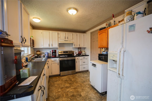 kitchen with electric stove, white refrigerator with ice dispenser, under cabinet range hood, a sink, and black microwave