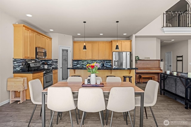 4002 33rd St NE, Tacoma, WA 98422 - dining room featuring wood finished floors, recessed lighting, and baseboards