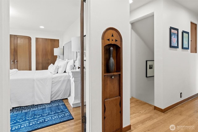 bedroom featuring light wood finished floors, recessed lighting, and baseboards
