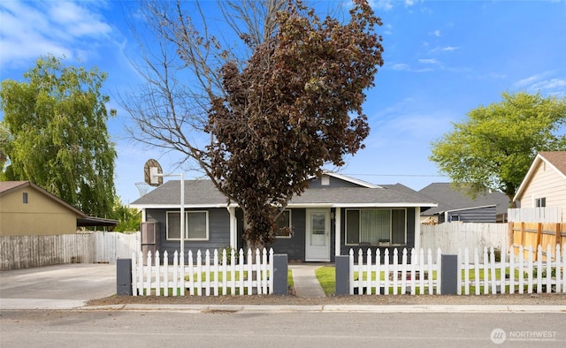 322 W 8th St, Warden, WA 98857 - bungalow-style home with a fenced front yard and roof with shingles