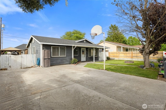322 W 8th St, Warden, WA 98857 - single story home with covered porch and a gate