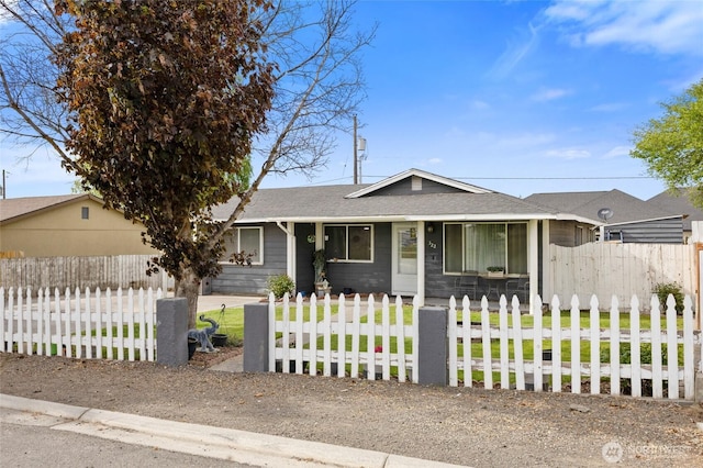 322 W 8th St, Warden, WA 98857 - view of front facade featuring a fenced front yard and roof with shingles