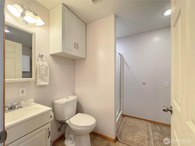 full bathroom with a shower with shower curtain, vanity, toilet, and baseboards